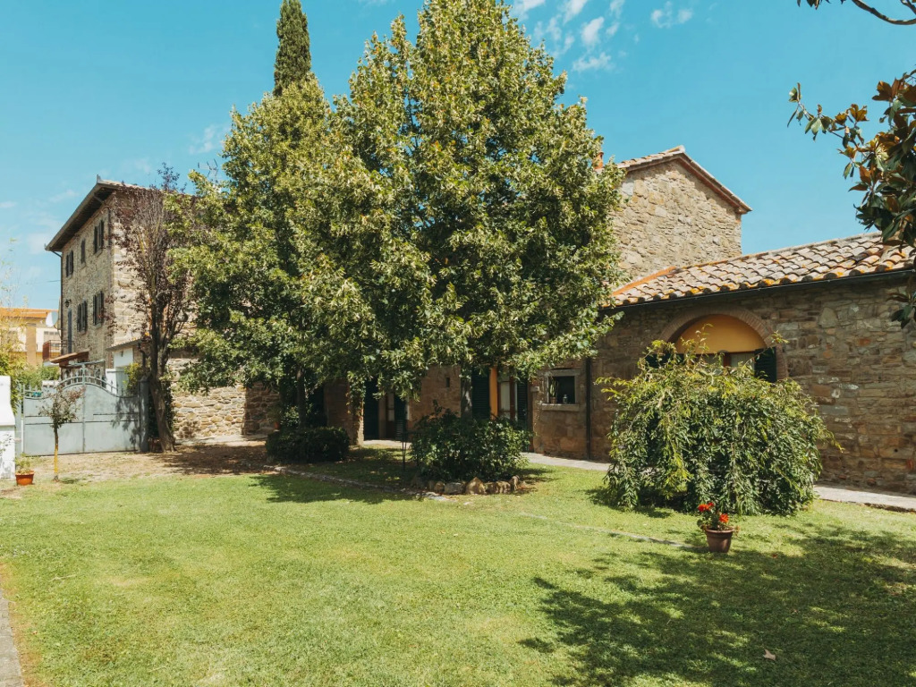 A Peaceful Farmhouse in Cortona with Swimming Pool