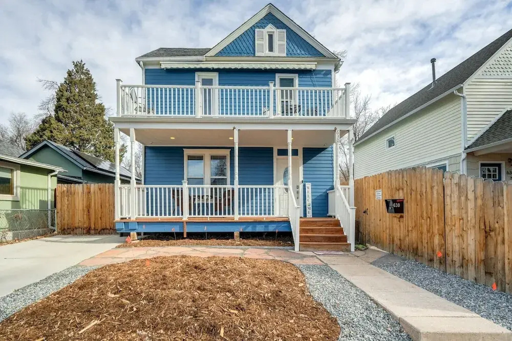 Downtown Getaway With Balcony King Beds