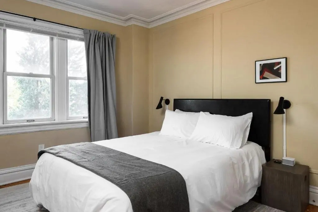 Classic CWE 2BR with Full Kitchen by Zencity