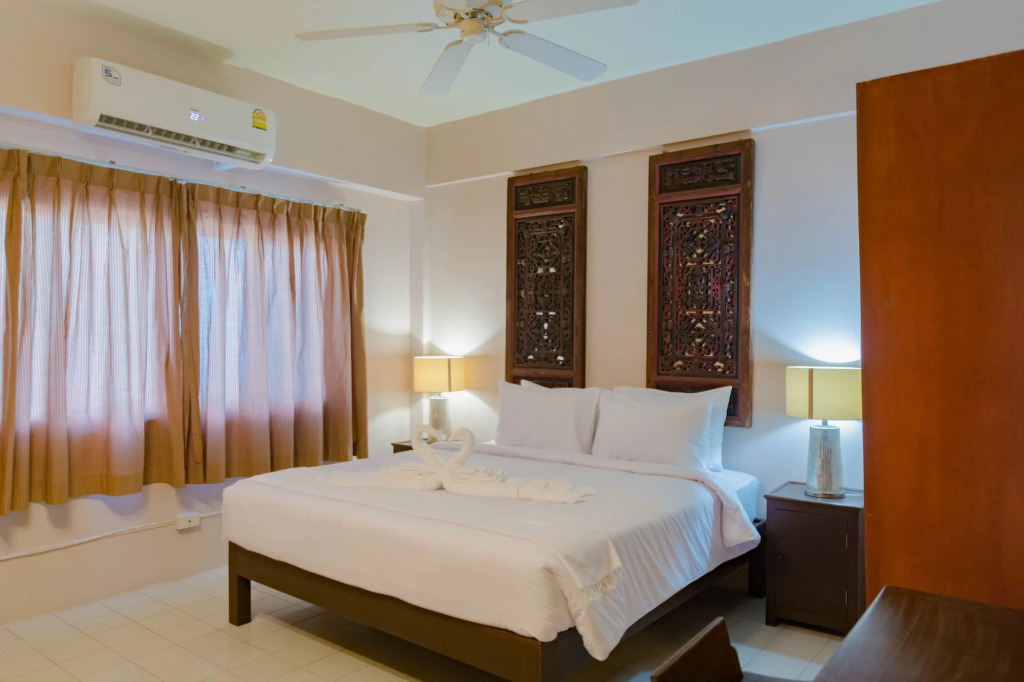 C207 Rooftop Pool & King Bed, Walk to Surin Beach
