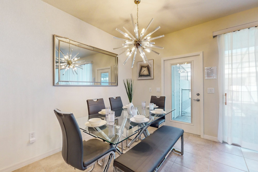 Luxury Home With Private Pool, Lanai, Shared Games Room, Central AC, & WD