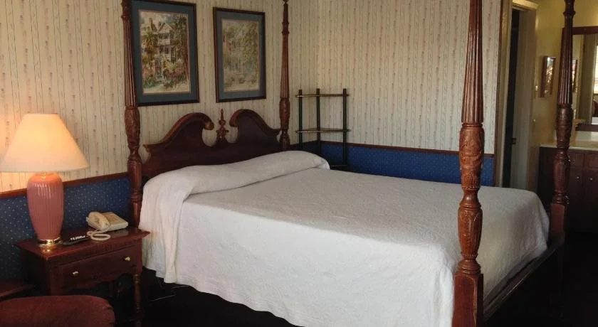 Warrick Plaza Inn