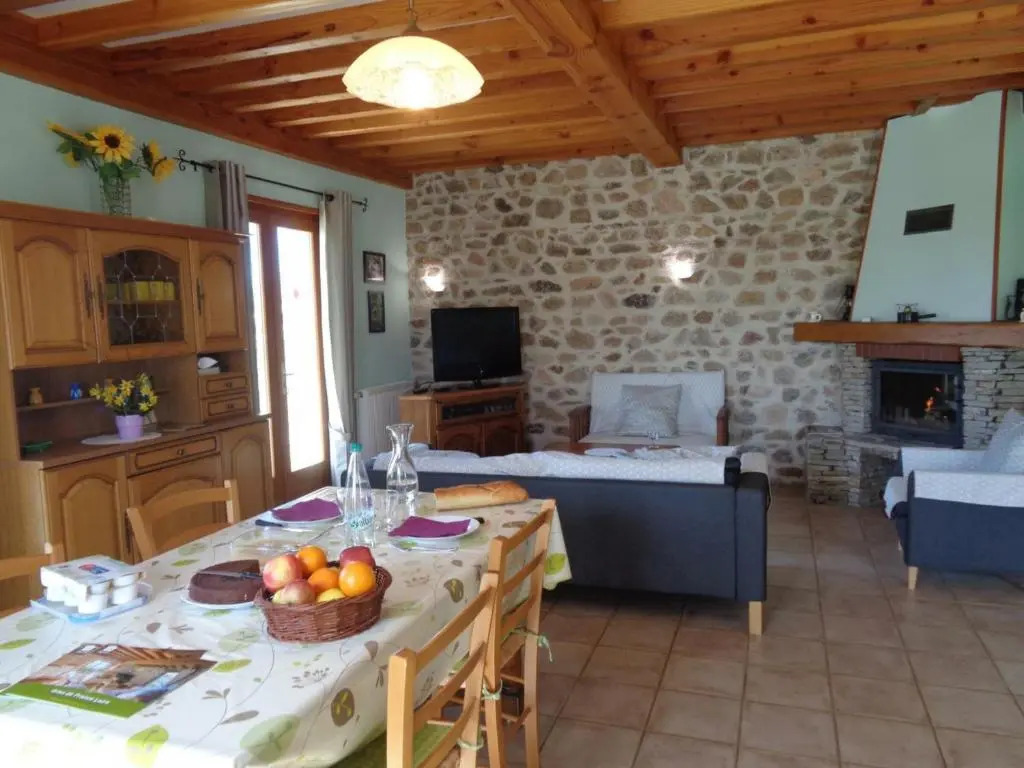 Gîte convivial avec jardin, cheminée et animaux acceptés près de Roanne - FR-1-496-93