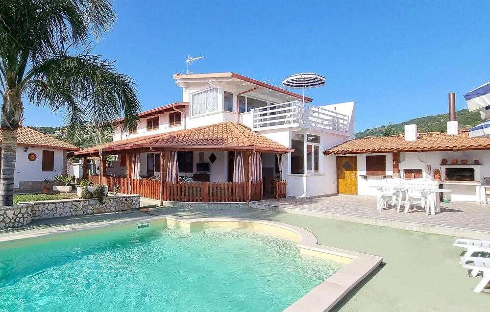Stunning Home in Ricadi With Wifi, 7 Bedrooms and Outdoor Swimming Pool