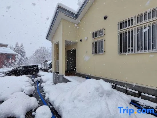 [Kagaya Ryokan (Minami Uonuma)] [WB * 2 + SB * 1] [1 set limited] [right next to the ski resort]