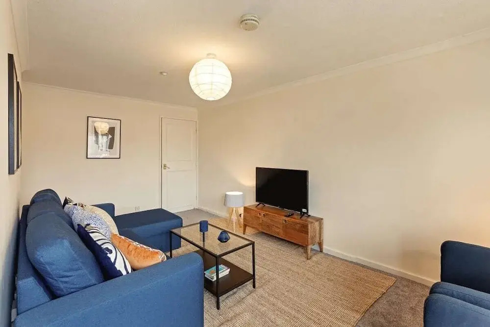 Comfy 6-sleeper Apt w/ Large Patio in W Kensington