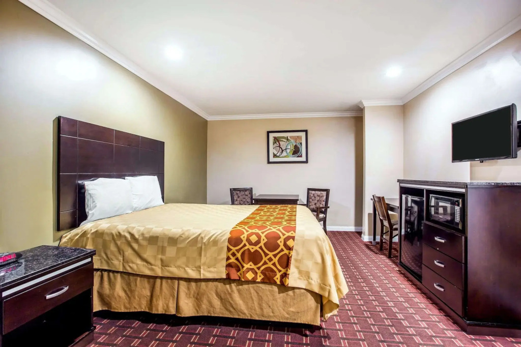 Rodeway Inn & Suites Bellflower