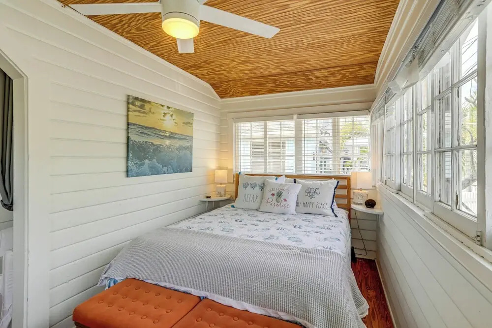 Sunny Treasure Island Bungalow, 200 Steps to Beach, Treasure Island