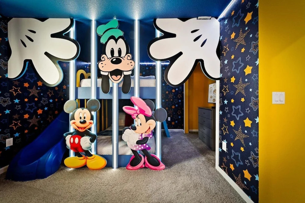 Orlando Oasis: Themed Rooms, Pool & Surf Simulator