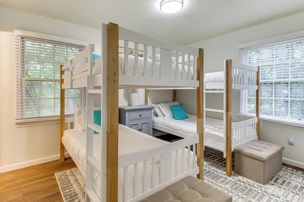 Garden City Home w/ Screened Porch: Near Savannah!
