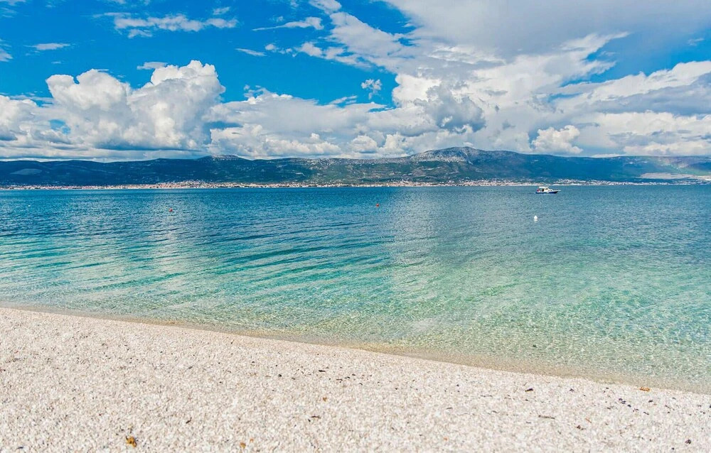 Stunning Apartment in Slatine With Wifi