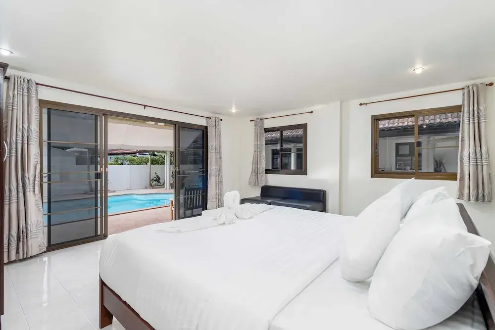 Poolside 3BR for Relaxed Stays V278