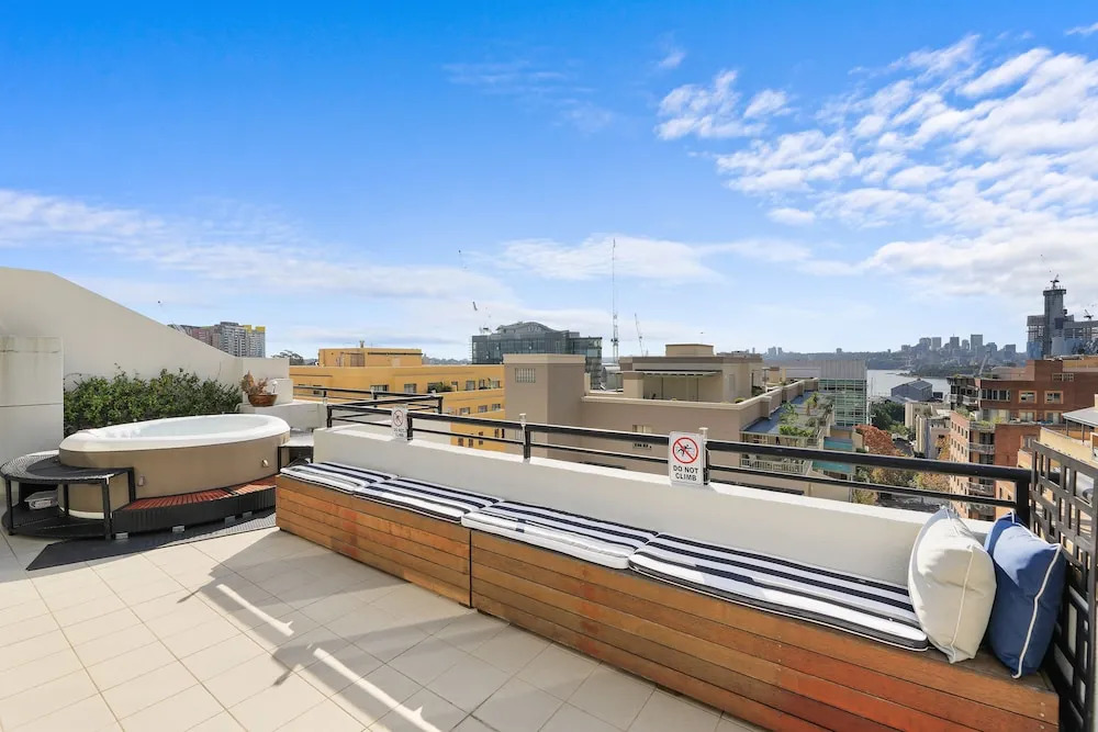 Darling Harbour Penthouse Views & Hot Tub