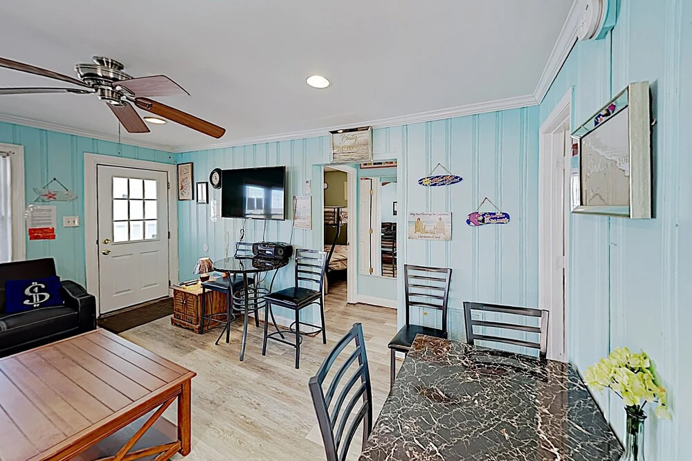 New Listing! Updated Apartment - Walk To Beach 3 Bedroom Apts