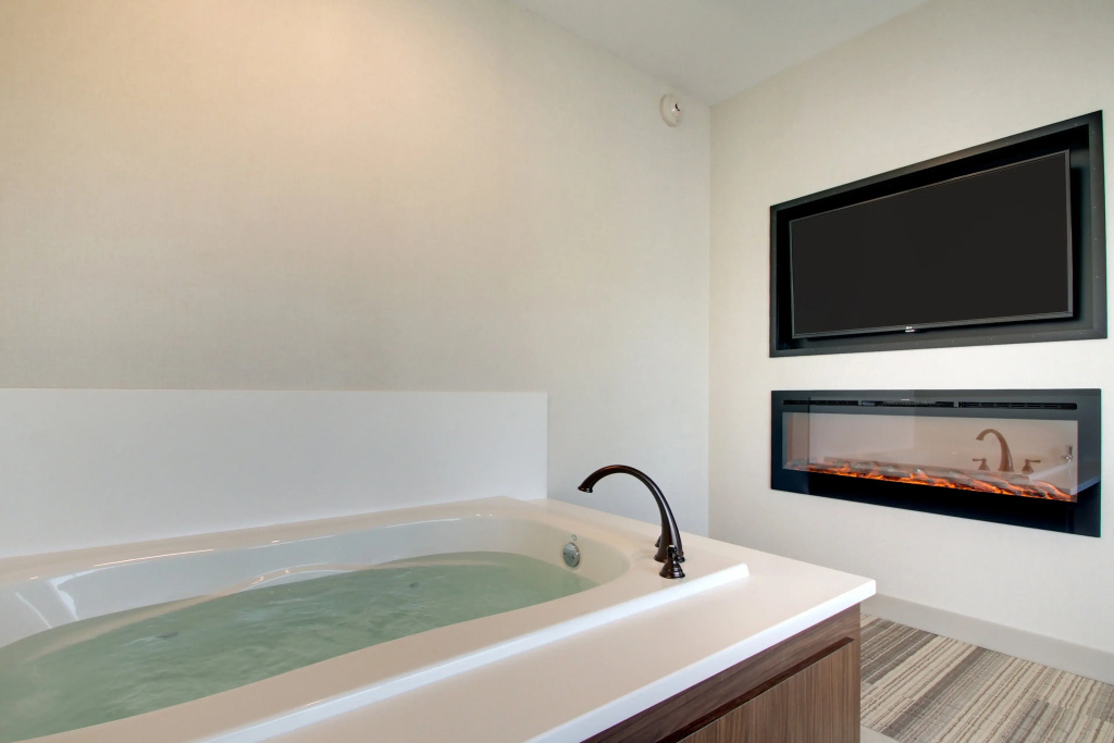 Holiday Inn Express & Suites Aurora - Naperville by IHG