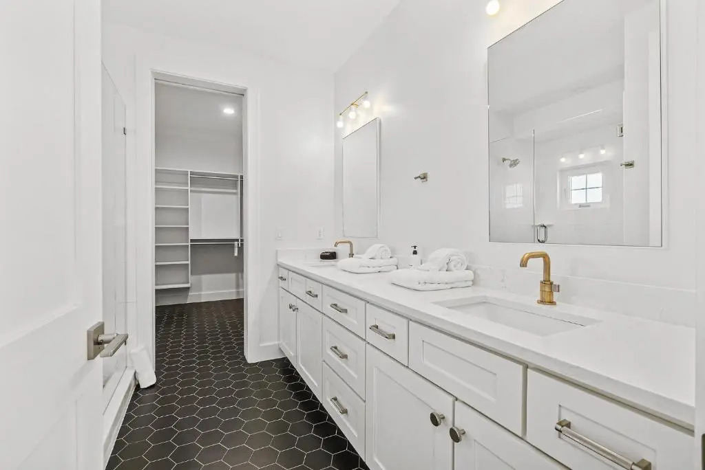 Endless Summer Oasis- Luxury 5br, heated pool, elevator, steps to ocean!