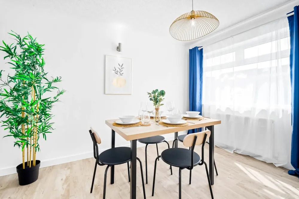 Bright Modern Home Near Birmingham(No Front Desk Please Contact The Property 5 Days In Advance)