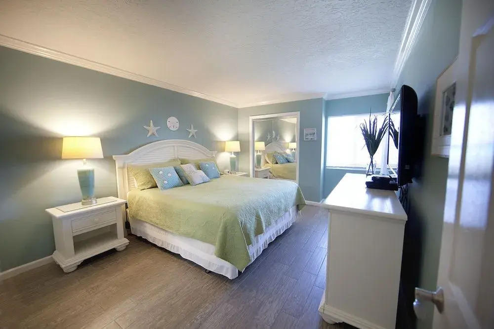 Gulf Shore Condo #204 - 2 Br condo by RedAwning