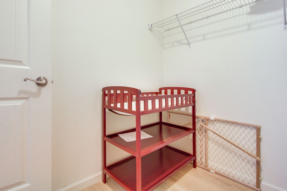 Spacious Bandon Getaway - 2 Blocks to Ocean!