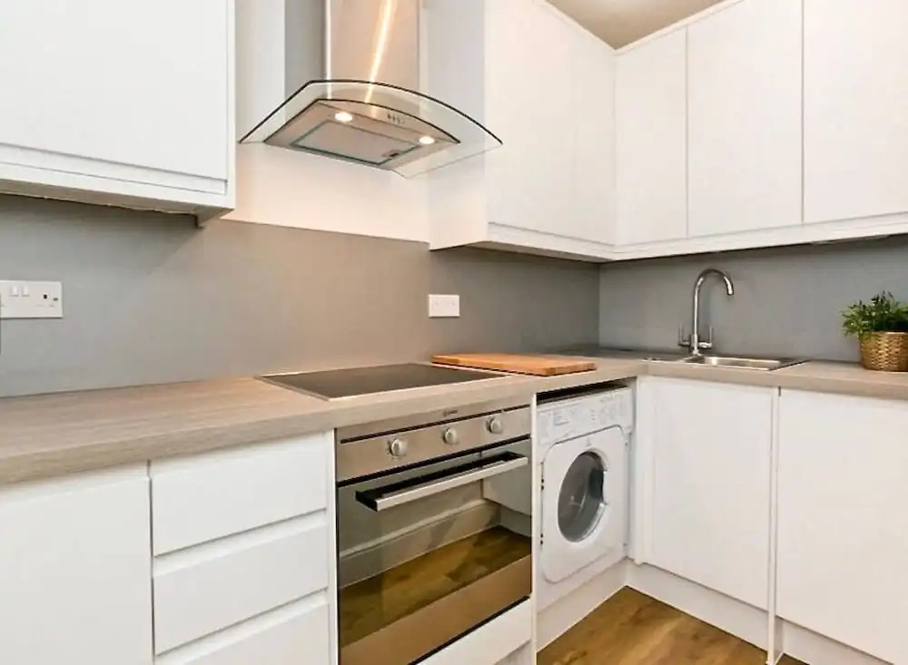 Light and Open 2 Bedroom Flat by Gloucester Road