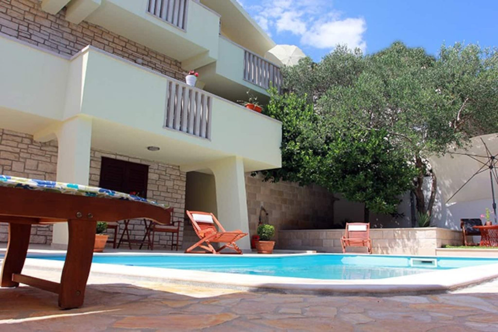 Holiday house Silvia - open pool: Supetar, Island Brac