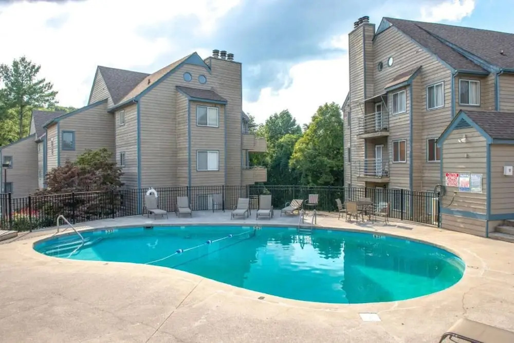 The Summit 5307 / INDOOR AND OUTDOOR POOLS