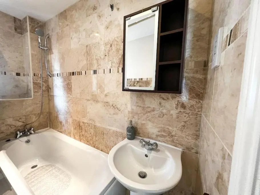 Lovely 4 Bedroom Apartment With Free Internet, study and Parking
