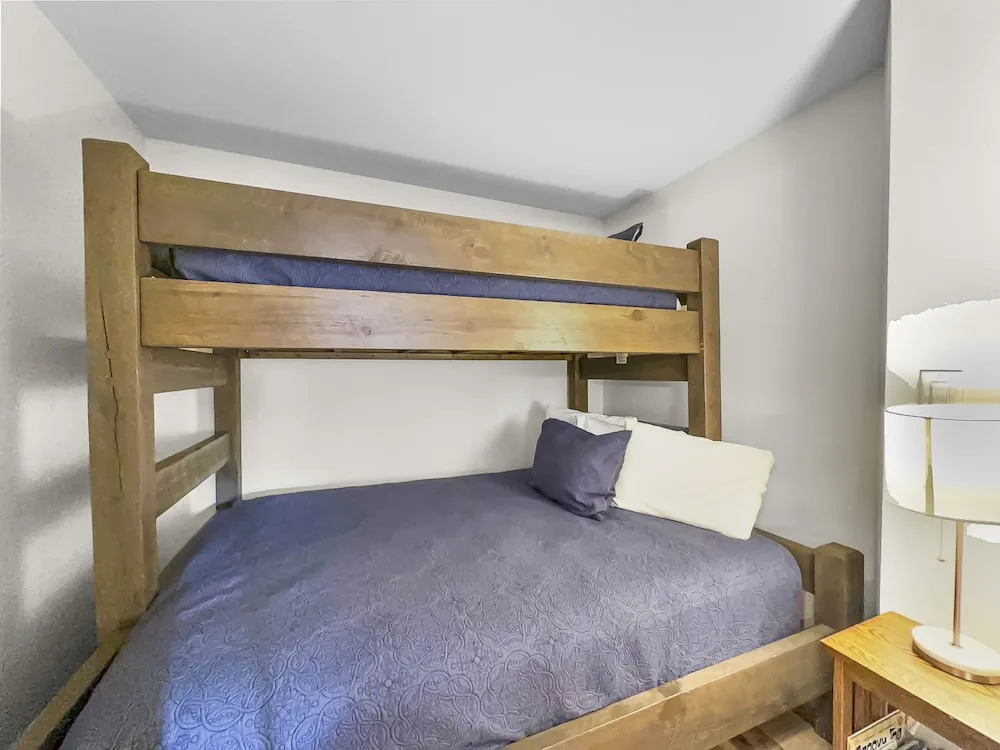 Amazing Condo Center Village Unit, Short Walk to American Eagle - PP310