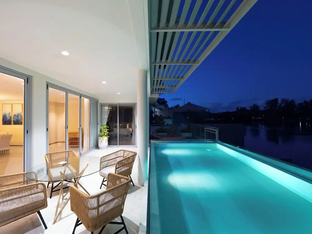 Beautiful Apt with a Pool