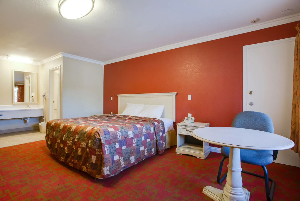 Abbys Anaheimer Inn - Across Disneyland Park