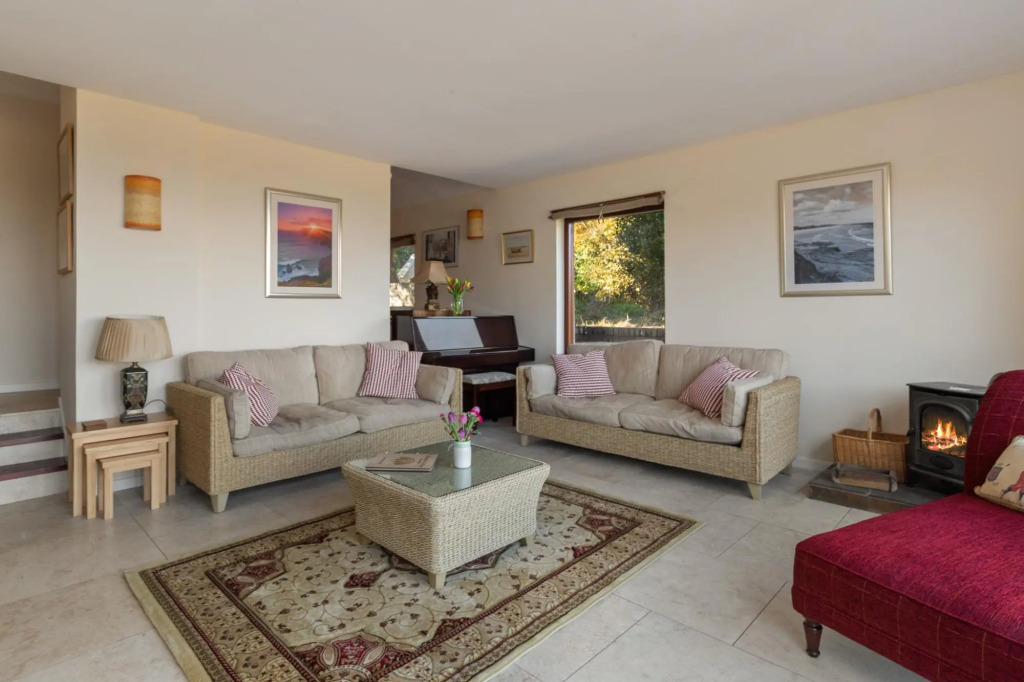 Glendale Cottage - Sea Views, Beach Access, Hot Tub