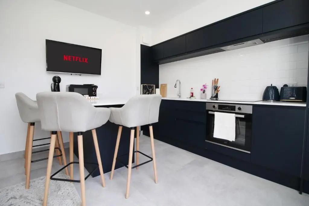 New Light & Airy 3 Bed Getaway - Wifi - Netflix - Comfort
