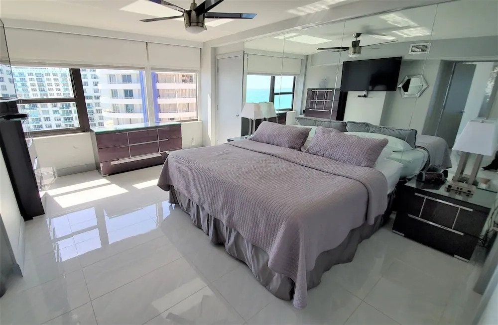 Alexander 1401 3 Bedroom Apts by RedAwning