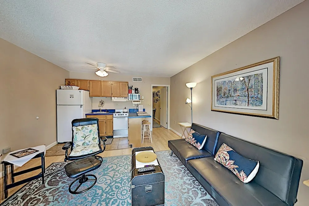 Poolside , Steps From The Beach! 1 Bedroom Condo