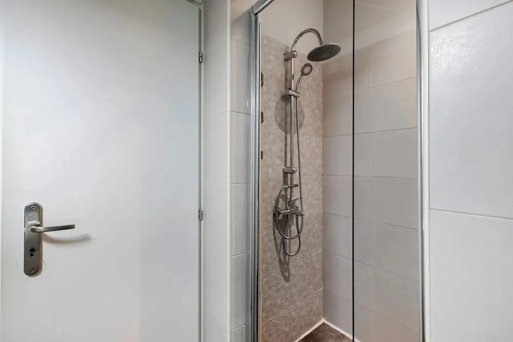 City Vibes - 2-BR Apt. with Backyard in kolonaki