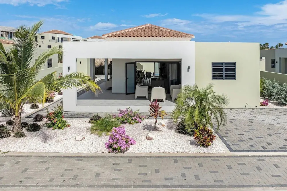 Infinity Blue villa with private pool at Mambo Beach