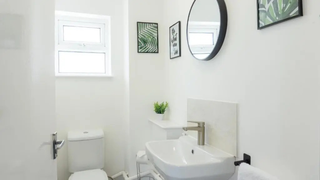 Air Host and Stay - Breckfield house sleeps 14, 7 bedrooms free parking LFC