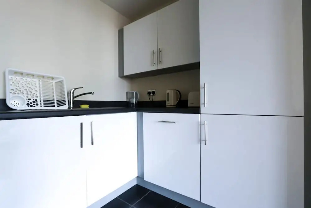 Mordern Top Floor Apartment with Free Parking