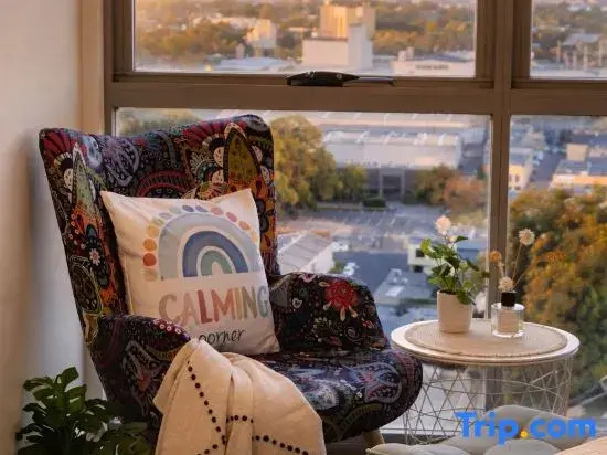 Lovely 2 Bed 2 Bath Apartment | Free Parking | Walk to Train