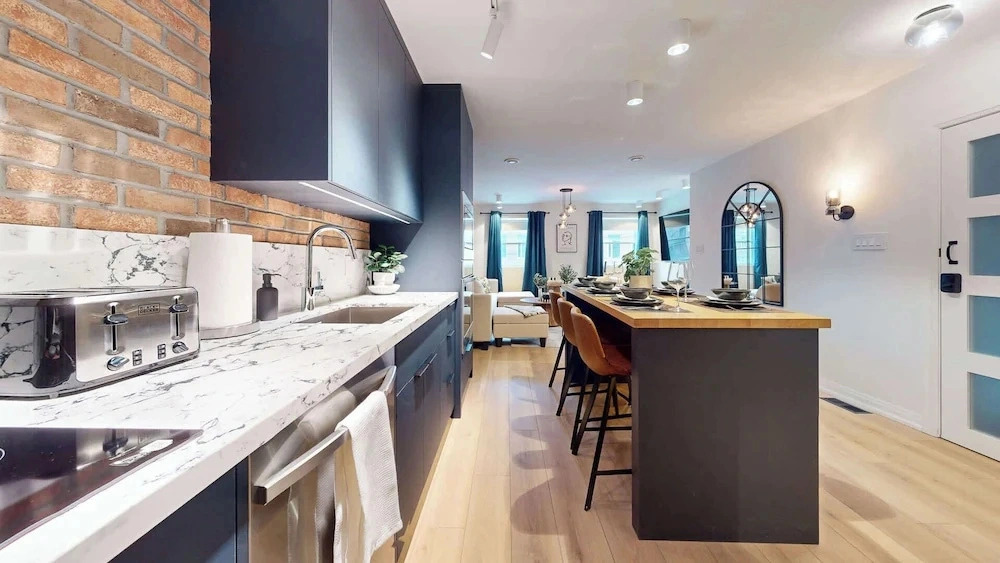 Casa Hotels Elegant 2BR Suite in Leslieville