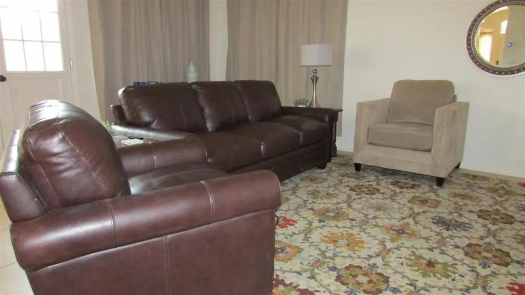 Cozy house near I-10 with pool heater, hot tub, BBQ