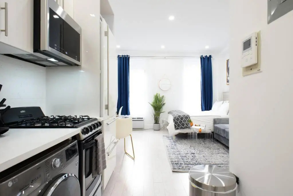 62-3A NEW Prime UES W D in unit Walk 2 C park