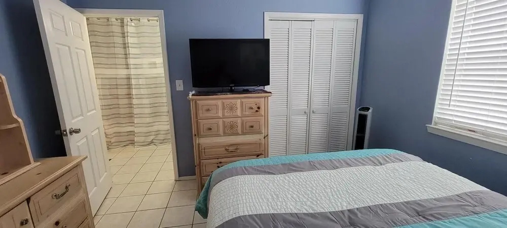 Great Value Sleeps 6 Less than block to Beach 1 Bedroom Home by RedAwning