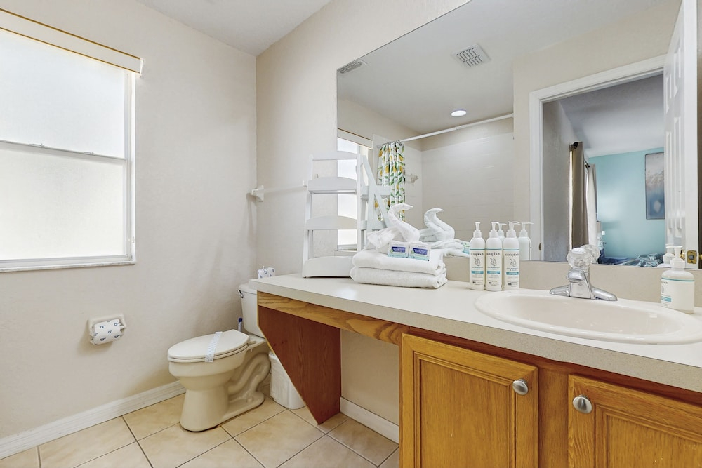 Wonderful, Two-level Home Close to Theme Parks With W/d, Central AC & Patio