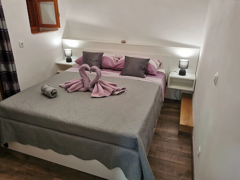 M & J Central Suites