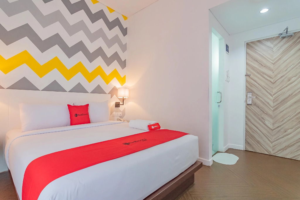 RedDoorz Premium @ Hotel Hebat