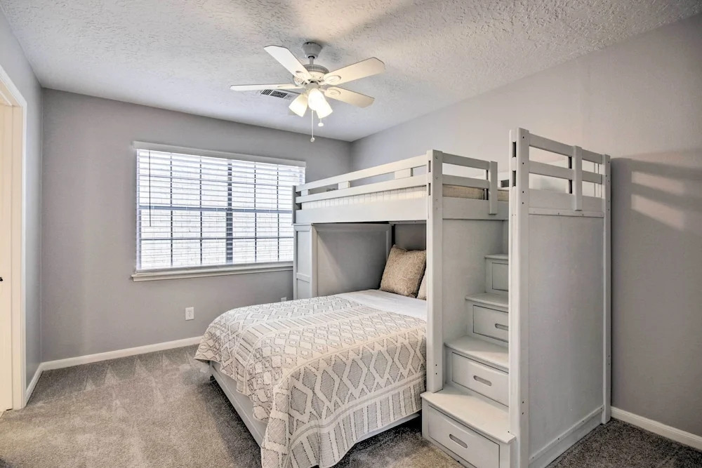 Quiet West Houston Home w/ Patio, Walk to Shops!