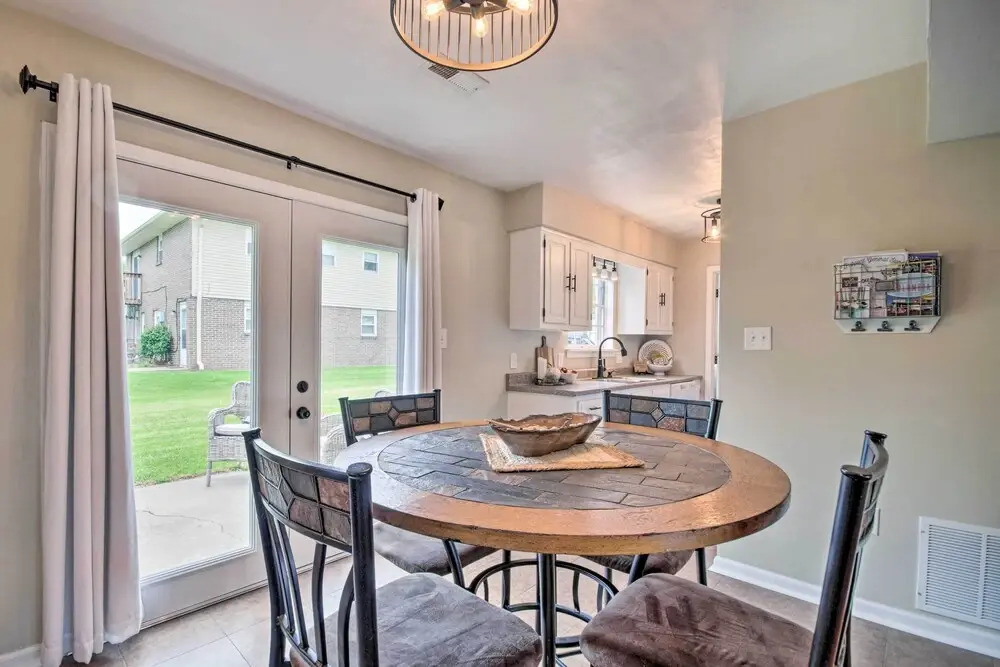 Relaxing Townhome, 4 Mi to Mizzou University!