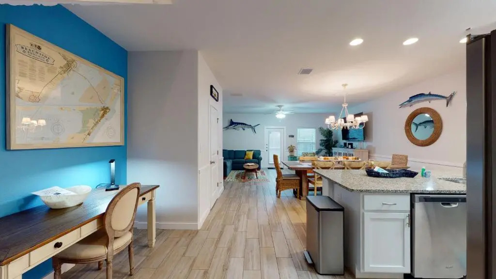 BC502 Beautifully Decorated Townhome, Heated Pool, Garage Access
