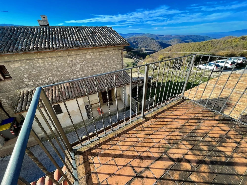 Vicolo - sleeps 5 with air con, wifi, balcony for dining and pool